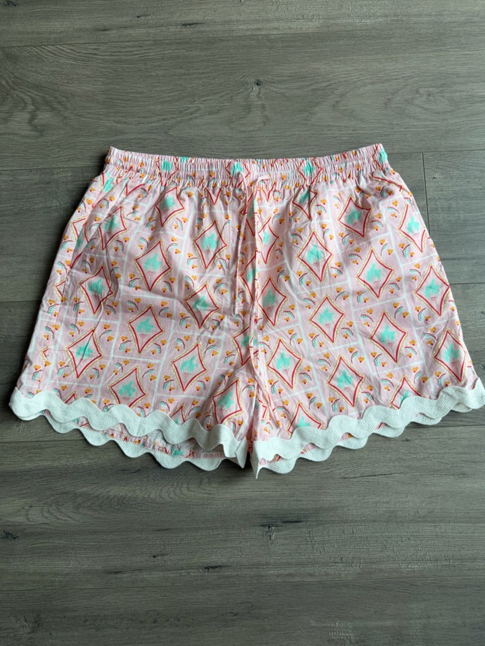 Entro Pink Printed Scallop Hem Shorts - size large